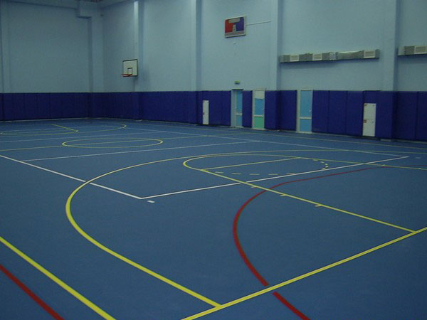 Укладка бесшовного наливного покрытия на основе резиновых матов в Балтийске