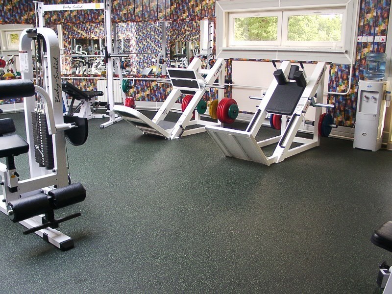 Укладка резинового рулонного покрытия