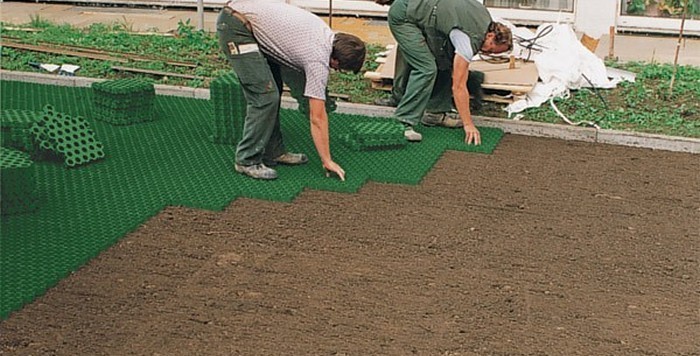 Укладка газонной решетки