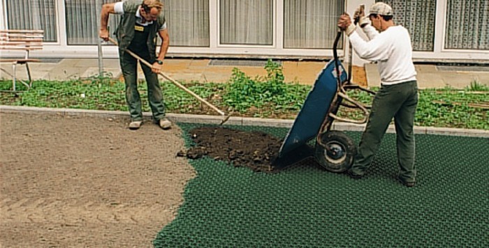 Укладка газонной решетки