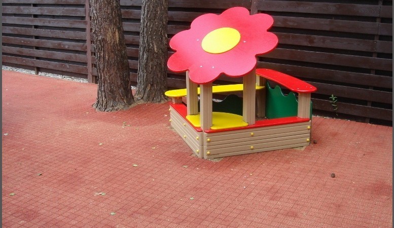 Монтаж модульного покрытия ERFOLG на спортивных объектах и придомовой территории