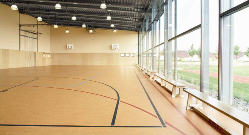 Укладка спортивного линолеума