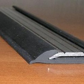 Резиновый профиль с алюминиевой вставкой NoSlip-Полоса