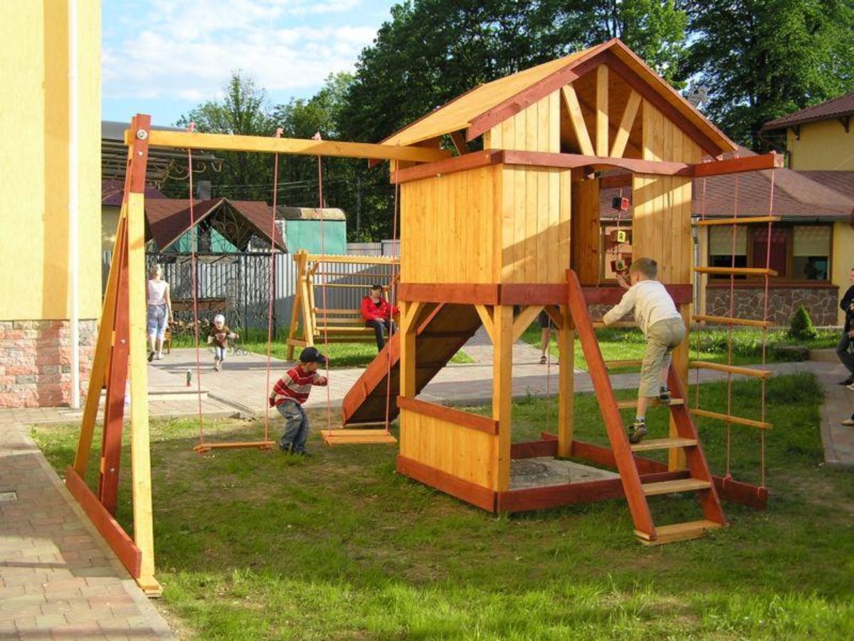 Деревянный детский игровой комплекс на даче - ИнтерЭко