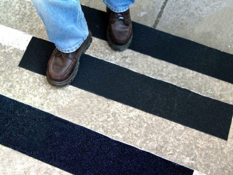 Противоскользящее самоклеющееся покрытие