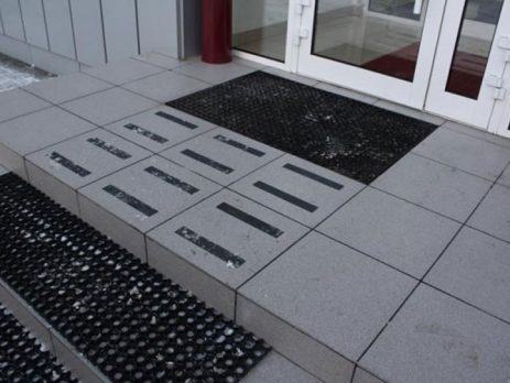 Покрытия для входных групп — какое лучше выбрать?