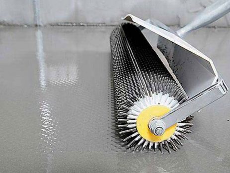 Применение игольчатого валика для наливного пола