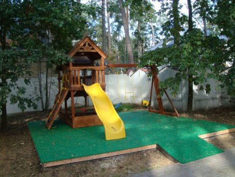 Покрытие на резиновой основе для детской площадки на даче
