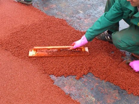 Укладка наливных резиновых покрытий на спортивных объектах