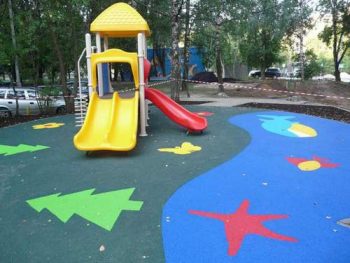 Покрытие для детских площадок должно быть максимально безопасным
