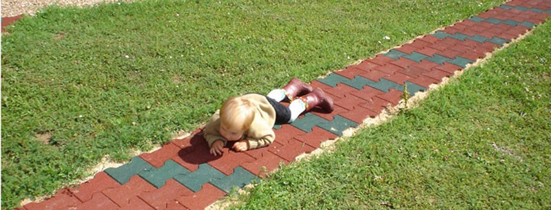 Выбор резиновых покрытий при обустройстве садовых дорожек