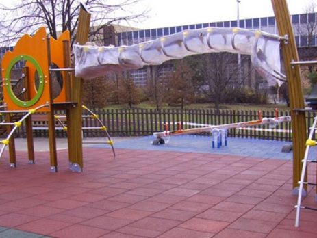 Какое выбрать покрытие для детской игровой площадки?