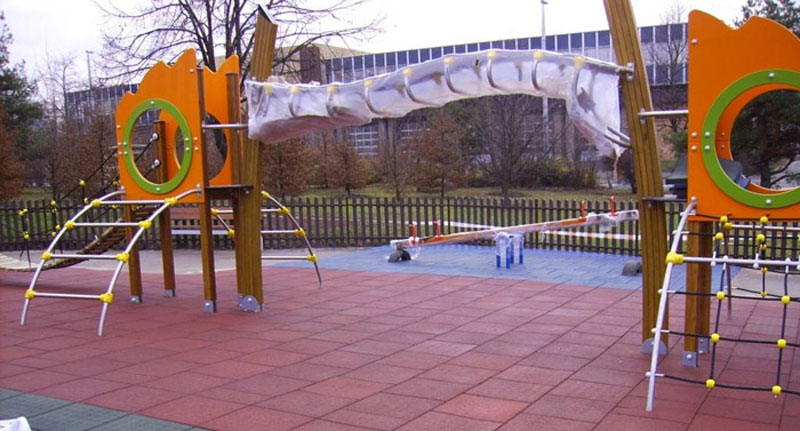Какое выбрать покрытие для детской игровой площадки?