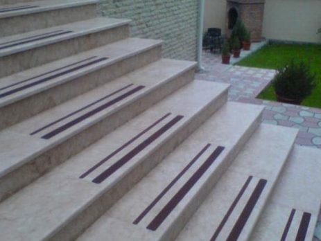 Противоскользящее покрытие на ступени: основные виды