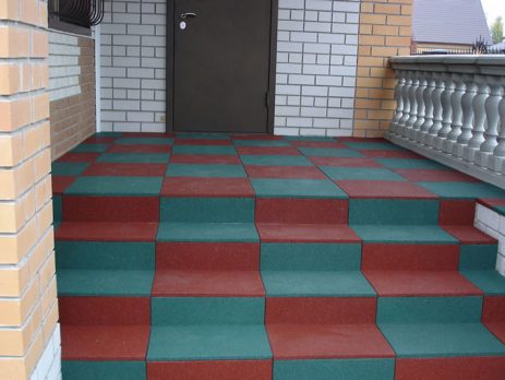 Резиновая плитка для ступеней крыльца