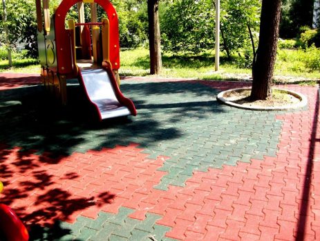 Преимущества резиновой плитки и брусчатки
