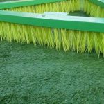 Щетка для чистки и расчесывания искусственной травы