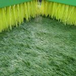 Щетка для чистки и расчесывания искусственной травы