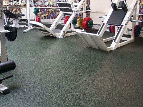 Монтаж покрытия Регупол на спортивной площадке